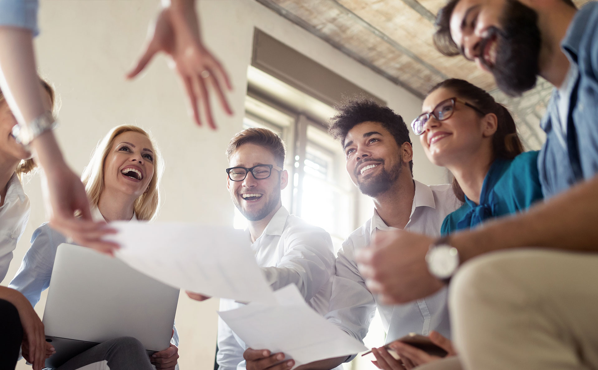 Studenten-arbeiten-zusammen Studenten lernen zusammen und reden miteinander.