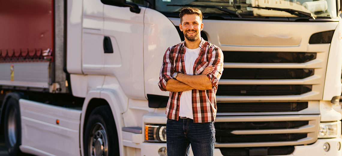 ZB-Meister-Kraftverkehr-01 Mann steht vor einem LKW.