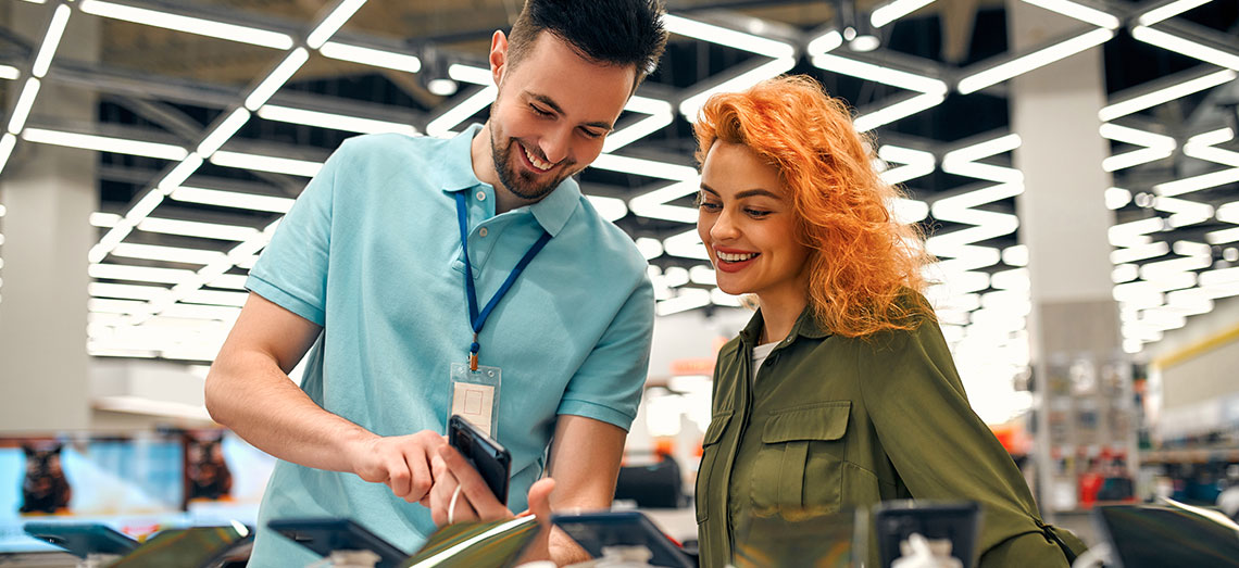 Ein Verkäufer berät eine Kundin.