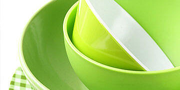 Gestapeltes Plastikgeschirr.