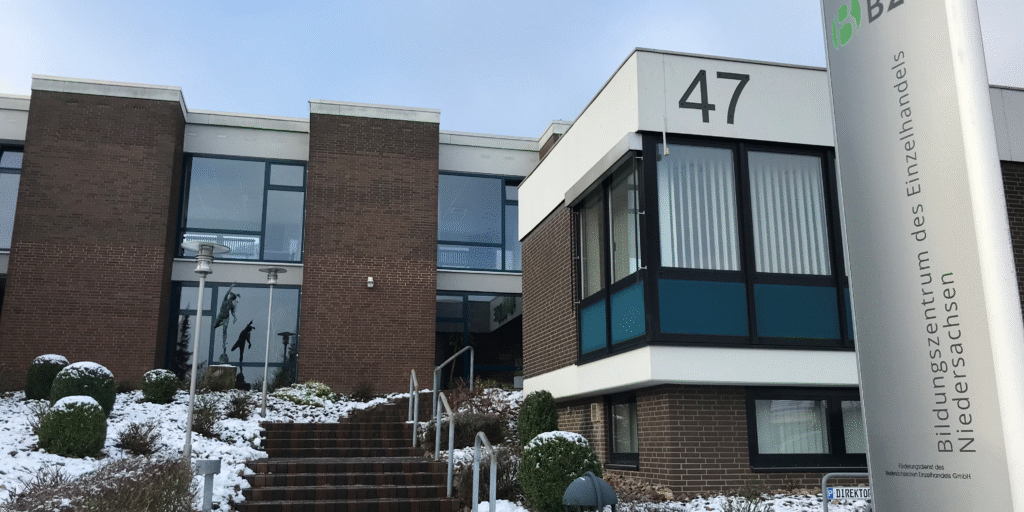 Eingangsbereich BZE - Bildungszentrum des Einzelhandels mit der Hausnummer 47.